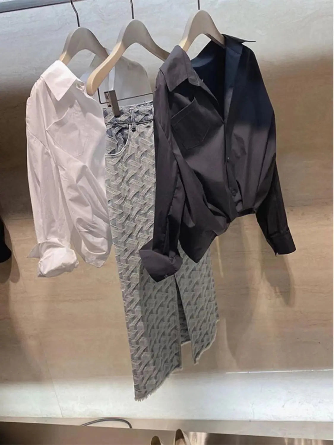French Chic Unique Light Mature Tops Niche Light Luxury Foreign Style Fashion Age-reducing and Slimming Black Shirts for Autumn