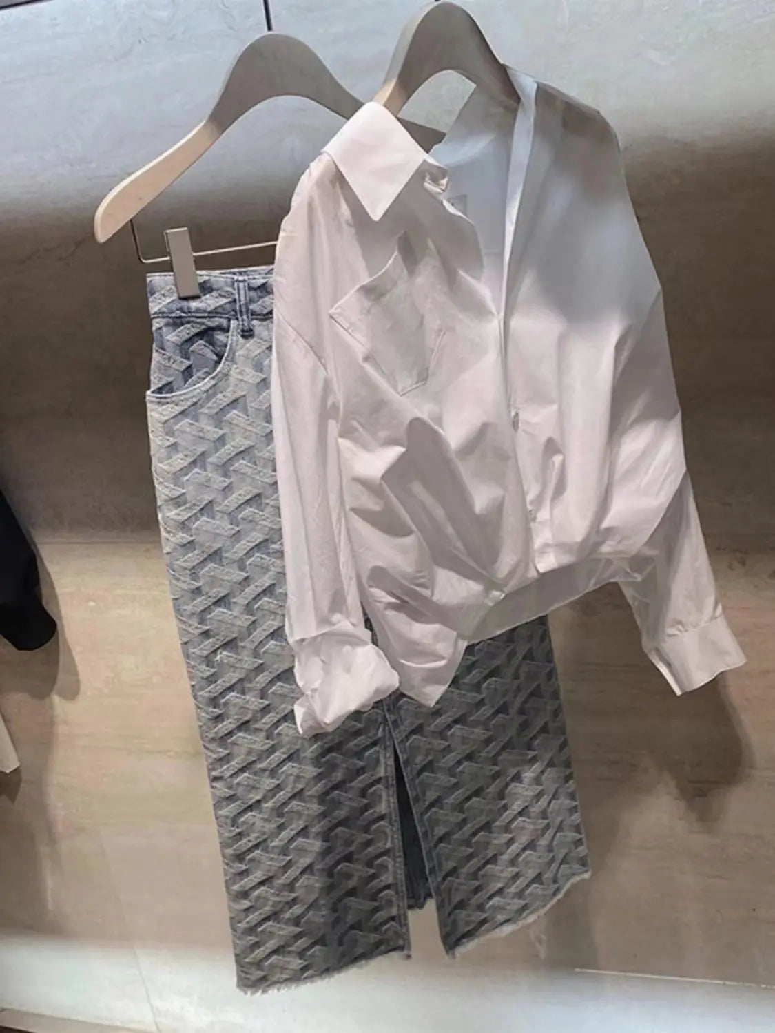 French Chic Unique Light Mature Tops Niche Light Luxury Foreign Style Fashion Age-reducing and Slimming Black Shirts for Autumn